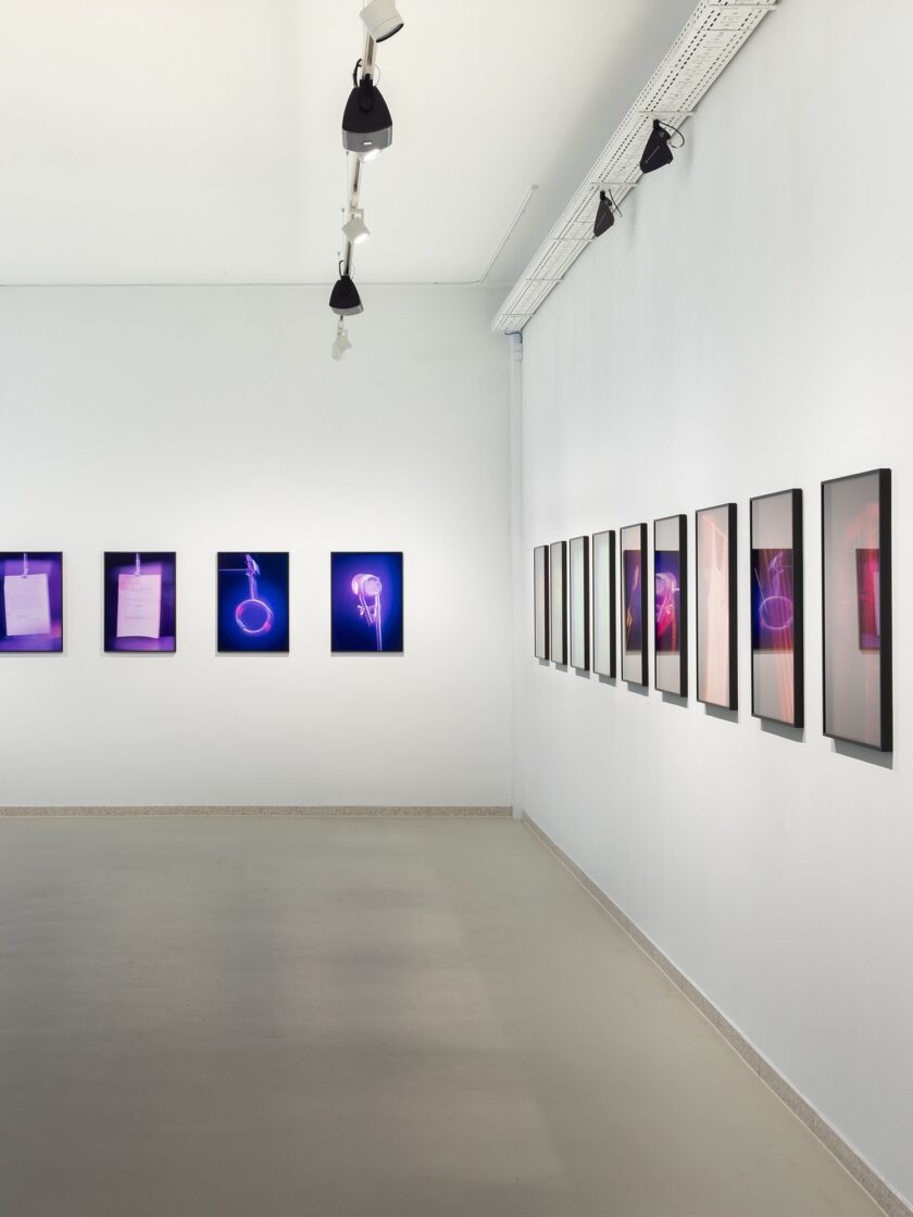 Ausstellung "Aura" von Mario Kiesenhofer mit Fotografien an der Wand in heller Galerie.