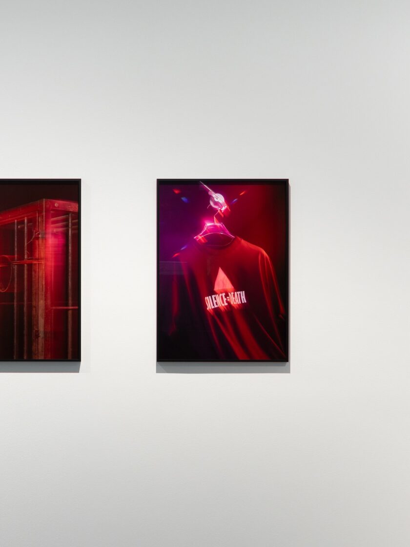 Ausstellung "Aura" von Mario Kiesenhofer mit vier Kunstwerken an der Wand.