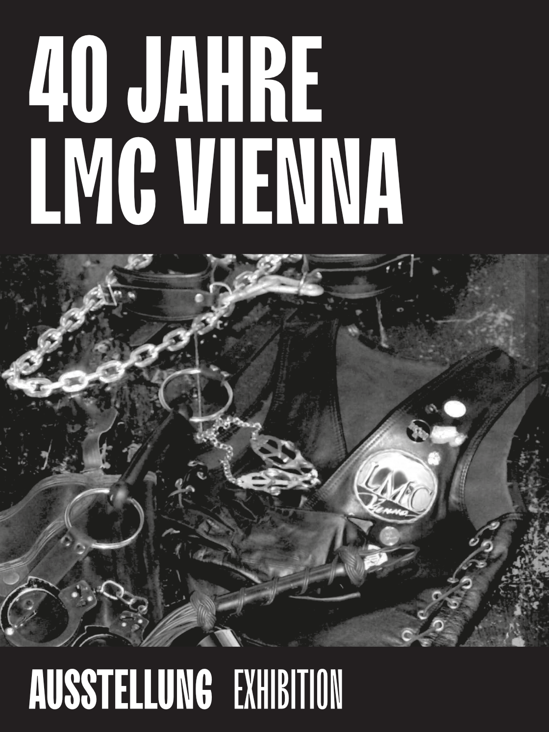 Alt-Text: Ausstellung "40 Jahre LMC Vienna" mit Lederaccessoires und Ketten auf schwarzem Hintergrund.