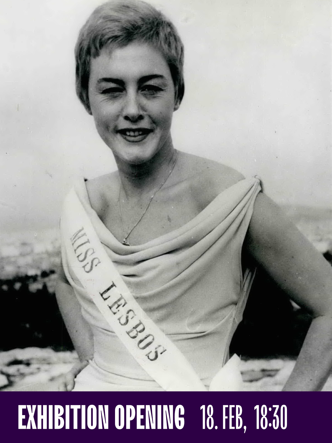 Schwarz-Weiß-Foto einer Person in Miss Lesbos-Kleid, Ausstellungseröffnung am 18. Februar.