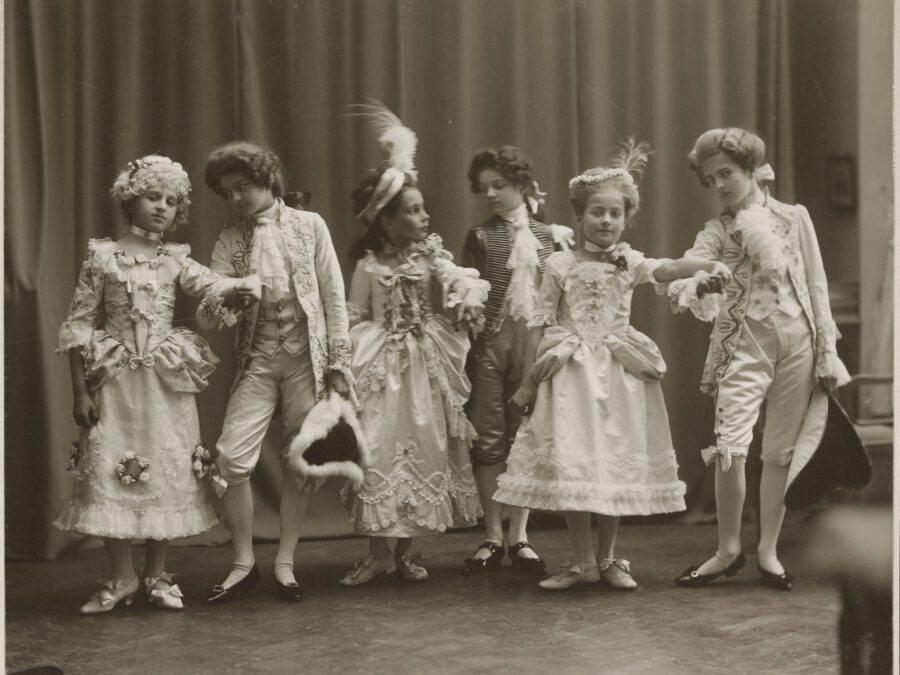 Group of six girls in costumes. Józef Kuczyński and J. Gürtler, photographic studio, Kraków, 1907–1912. National Museum in Warsaw